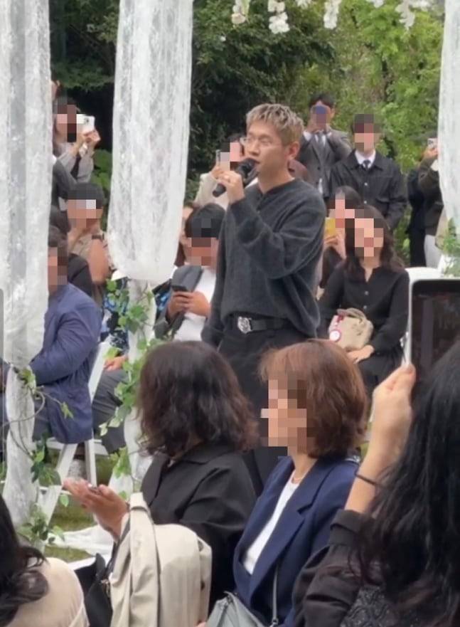 조이 여동생의 결혼식에서 축가를 부르는 크러쉬. /온라인 커뮤니티