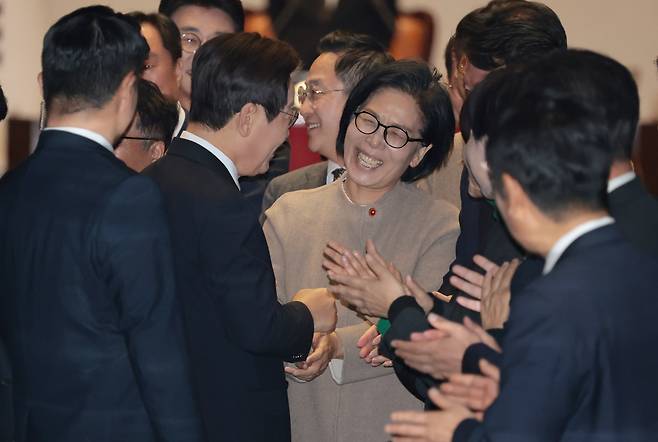 이재명 대통령이 4일 오전 서울 여의도 국회에서 시정연설을 마친 뒤 더불어민주당 최민희 과방위원장 등과 인사하고 있다./국회사진기자단