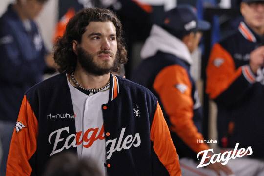 지난달 29일 대전 한화생명볼파크에서 열린 2025 신한 SOL뱅크 KBO 한국시리즈 3차전 한화 이글스와 LG 트윈스 경기에서 6회 초 수비를 마친 코디 폰세가 덕아웃으로 들어가고 있다. 한화 이글스 제공