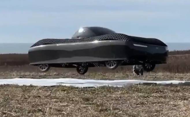 일론 머스크가 “올해 안에 플라잉카를 공개할 수도 있다”고 밝혀 전 세계의 관심이 쏠리고 있다. “미친 기술이 적용됐다”며 “두 달 안에 공개할 것”이라 예고했다. 사진은 알레프 에어로노틱스(Alef Aeronautics)사가 공개한 플라잉 컨셉카 ‘모델 A’. X(구 트위터 캡처)