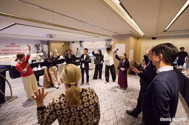 로얄캐닌이 아시아태평양 지역 수의사를 초청한 가운데 반려동물 건강한 노화를 위한 수의사 좌담회를 개최했다. 각국 수의사들이 반려동물에 관한 최신 지견을 공유하고 의견을 논의하고 있다.