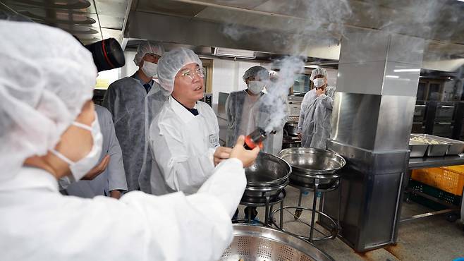 김영훈 고용노동부 장관이 3일 오전 서울 강서구에 위치한 학교 급식실을 찾아 후드 등 환기시설 성능을 확인하고 보호구 착용 여부 및 휴게시설 등 노동환경을 점검하고 있다. (출처=뉴스1)