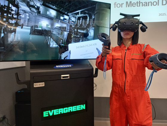 작업자가 삼성중공업이 개발한 VR 솔루션을 시연하고 있다. (사진 출처= 삼성중공업)