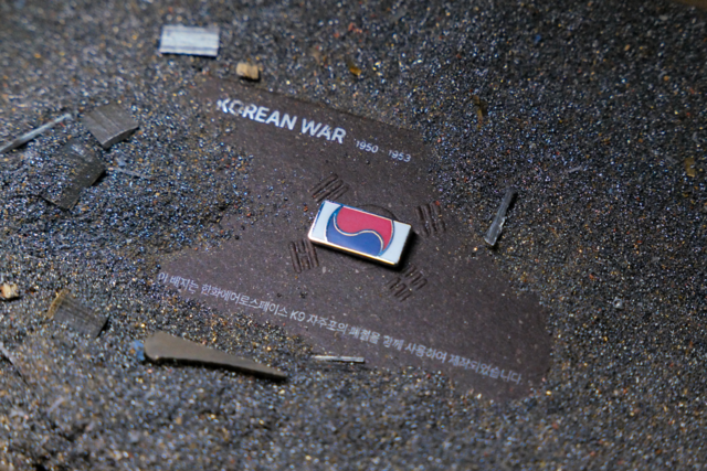 한화 방산3사가 국가보훈부, 국방부유해발굴감식단과 함께 K9 자주포 철로 만든 태극기 배지를 제작·배포해 아직 유해를 발굴하지 못한 6·25 전사자들을 기리는 ‘121723 끝까지 찾아야 할 태극기’ 호국보훈 캠페인을 진행했다. 한화 제공