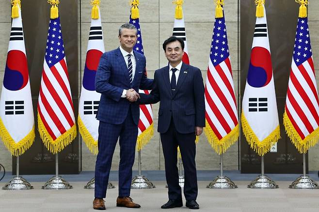 안규백 국방부 장관과 피트 헤그세스 미국 국방부(전쟁부) 장관이 4일 서울 용산 국방부 청사에서 열린 제57차 한미안보협의회의(SCM) 확대회의에서 악수하고 있다. 공동취재단