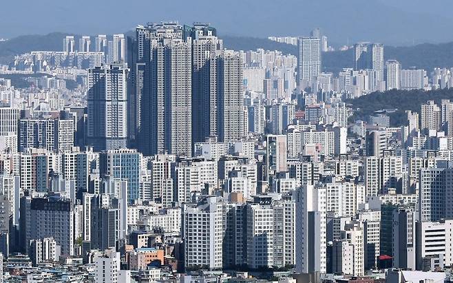서울 남산에서 바라본 아파트 단지 모습. 뉴스1