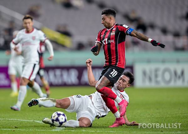 동옌펑(왼쪽, 청두룽청), 린가드(FC서울). 서형권 기자