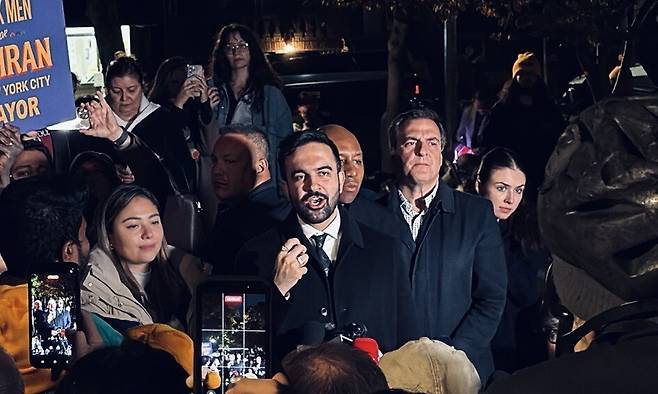 투표 시작을 12시간 앞둔 3일 오후 6시 미국 뉴욕시 롱아일랜드 시티의 한 놀이터에 등장한 조란 맘다니 민주당 뉴욕시장 후보가 지지자들 앞에서 짧은 연설을 시작했다. 뉴욕/김원철 특파원