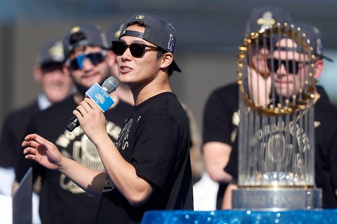 <yonhap photo-1494=""> LOS ANGELES, CALIFORNIA - NOVEMBER 03: Yoshinobu Yamamoto of the Los Angeles Dodgers speaks to the crowd during the 2025 Dodgers World Series Celebration at Dodger Stadium on November 03, 2025 in Los Angeles, California. Ronald Martinez/Getty Images/AFP (Photo by RONALD MARTINEZ / GETTY IMAGES NORTH AMERICA / Getty Images via AFP)/2025-11-04 06:41:34/ <저작권자 ⓒ 1980-2025 ㈜연합뉴스. 무단 전재 재배포 금지, AI 학습 및 활용 금지></yonhap>