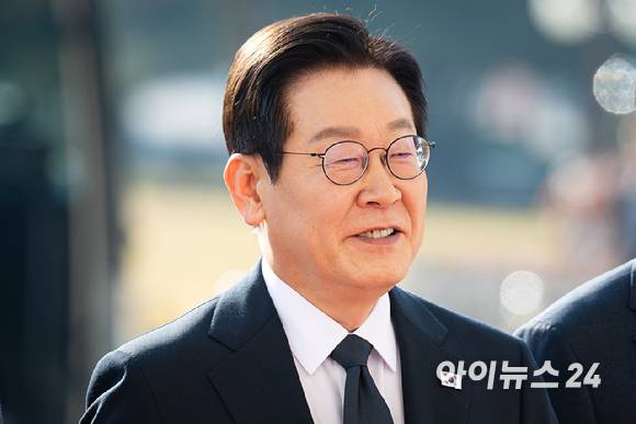 이재명 대통령이 4일 서울 여의도 국회에서 내년도 정부 예산안에 대한 시정연설을 하기 위해 도착해 본청에 들어서고 있다. [사진=국회사진기자단]