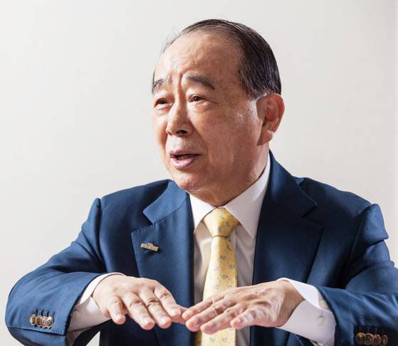 3일 일본 정부 훈장을 받은 윤기(일본명 다우치 모토이) ‘마음의 가족’ 이사장. 일본 오사카 등에서 재일동포 어르신 돌봄시설 ‘고향의 집’을 운영하고 있다. [사진 ‘마음의 가족’ 홈페이지]