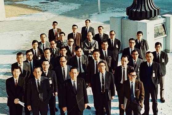 KIST 초기 연구원들이 기념촬영을 했다. [사진 KIST]