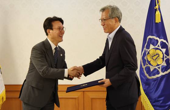 김민석 국무총리가 7월 31일 서울 종로구 정부서울청사에서 열린 차관급 임명장 수여식에서 유홍준 국립중앙박물관장에게 임명장을 수여하고 있다. 뉴스1
