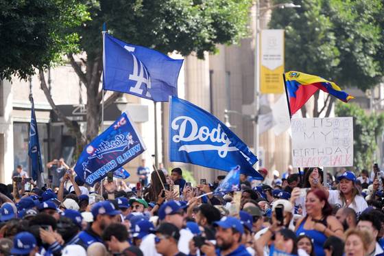 LA 다저스 선수단을 환영하는 시민들. 로이터=연합뉴스