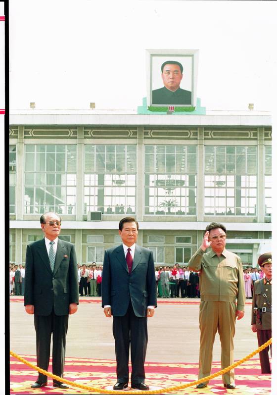 2000년 6월 13일 김대중 대통령이 평양 순안공항에 도착해 환영나온 김정일 국방위원장, 김영남 최고인민회의 상임위원장과 함께 의장대를 사열하는 모습. 남북정상회담 공동기자단