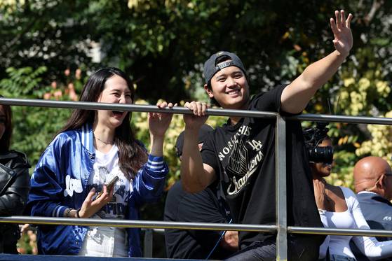 MLB 2연패를 달성한 다저스. 우승 주역인 오타니(오른쪽). 로이터=연합뉴스