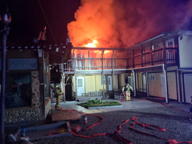 ▲ 4일 오전 4시 34분쯤 정선군 정선읍 용탄리에 위치한 펜션에서 화재가 발생해 건물 2층이 소실됐다. 강원도소방본부 제공