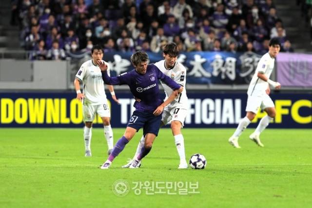 ▲ 강원FC 신민하가 4일 일본 히로시마 사커 스타디움에서 열린 산프레체 히로시마와 2025-2026 AFC 챔피언스리그 엘리트 리그 스테이지 동아시아 4차전에서 경합을 펼치고 있다. 한규빈 기자