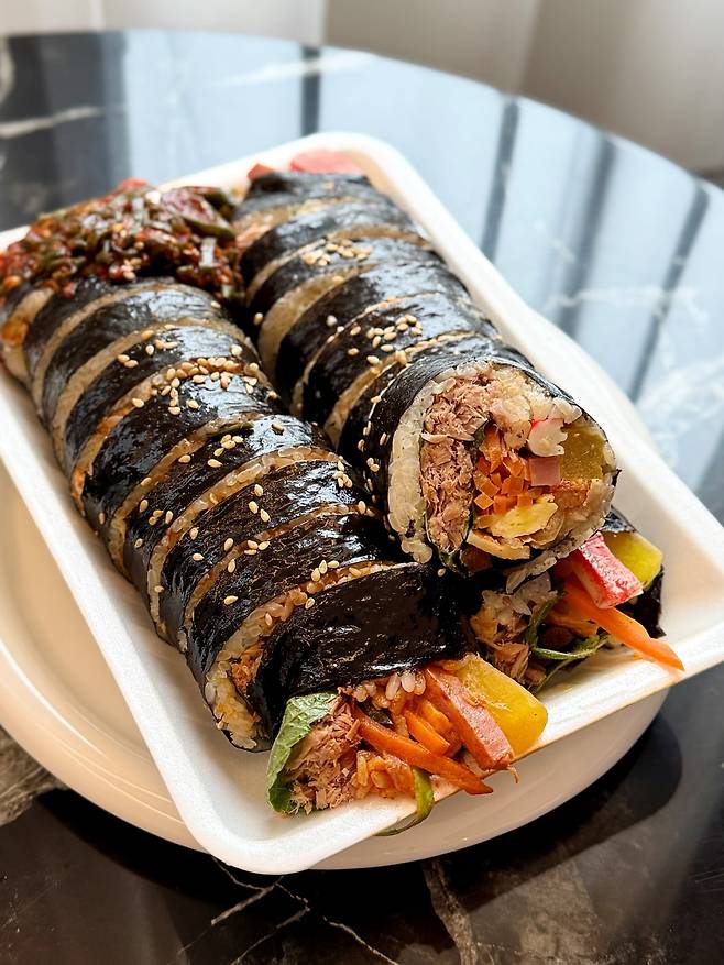 한꼬마김밥의 참치 땡초 김밥(왼쪽)과 참치 묵은지 김밥. 사진=박소윤