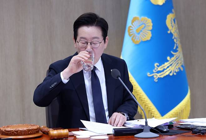 이재명 대통령일 4일 서울 용산 대통령실에서 열린 제48회 국무회의에서 물을 마시고 있다. / 사진=대통령실사진기자단