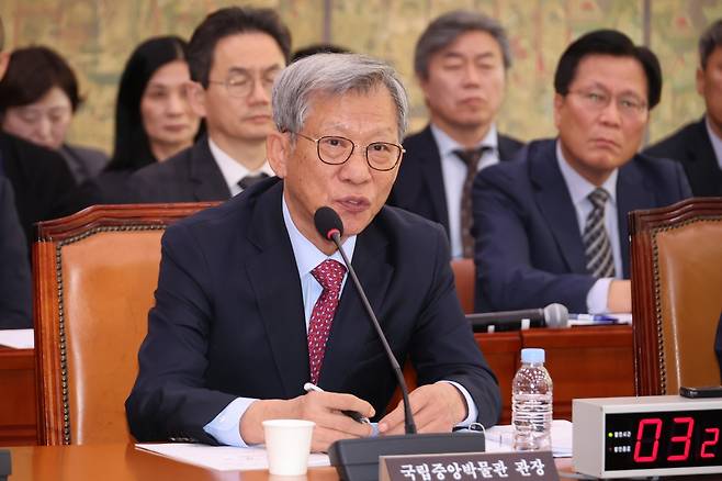 유홍준 국립중앙박물관장이 22일 서울 여의도 국회에서 열린 문화체육관광위원회의 국립중앙박물관, 국립중앙도서관 등에 대한 국정감사에서 위원 질의에 답하고 있다. 사진=연합뉴스