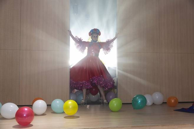 지난달 31일 경기도 과천시 복합문화공간 '오각'의 갤러리 '오각 선'에서 개관 기념 공연을 연 안은미./사진=에이트스페이스