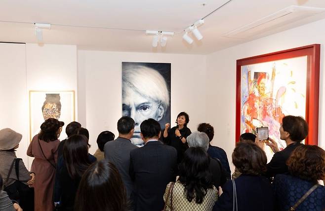 지난달 31일 경기도 과천시 복합문화공간 '오각'의 갤러리 '오각 선'에서 박혜경 에이트스페이스 대표가 작품 해설을 하고 있다. /사진=에이트스페이스