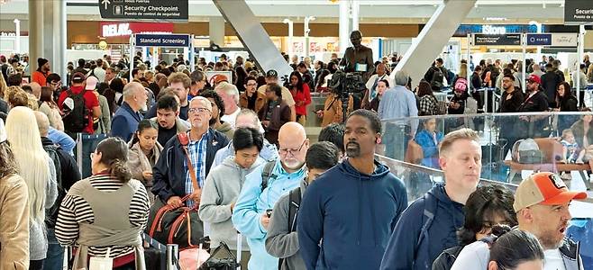미국 연방정부 셧다운 장기화로 항공 운송에 차질이 빚어질 것이라는 우려가 커지는 가운데 3일(현지시간) 텍사스주 휴스턴 조지부시국제공항에서 승객들이 보안검색대 앞에 길게 줄지어 서 있다. 이날 보안검색을 통과하는 데만 5시간이 걸려 비행기를 놓치는 사례가 속출했다.  AP연합뉴스