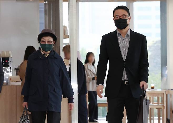 양평 공흥지구 개발 특혜 의혹과 관련해 김건희 여사의 모친 최은순 씨와 오빠 김진우 씨가 4일 서울 광화문 KT 빌딩에 마련된 김건희특검 사무실에 피의자 신분으로 출석하고 있다. /사진=연합뉴스