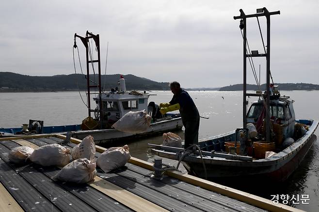 조 선장이 해양쓰레기 수거용 포대를 부전교로 옮기고 있다. 강화 l 문재원 기자