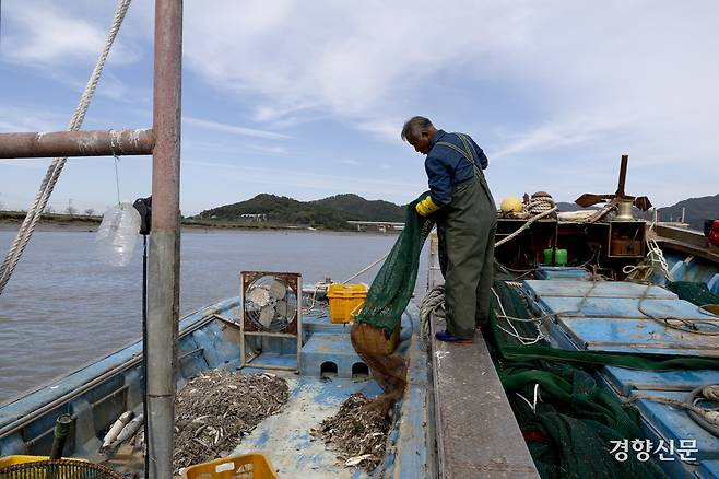 양망 작업 중인 조 선장. 문재원 기자