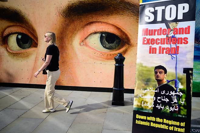 2023년 9월 16일(현지시간) 영국 런던의 트라팔가 광장에서 이란 이슬람 정권의 사형 집행을 비판하는 표지판이 설치되어 있다. 게티이미지
