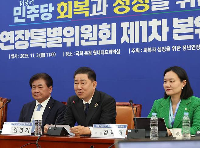 더불어민주당 김병기 원내대표(가운데)가 3일 서울 여의도 국회에서 열린 정년연장특별위원회 제1차 본위원회의에서 발언하고 있다. 연합뉴스