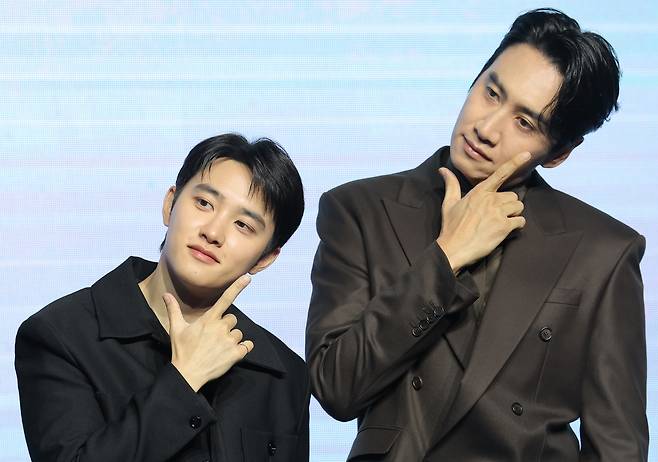 Actors Doh Kyung-soo, left, and Lee Kwang-soo from Disney+'s series ″The Manipulated″ pose for photos during the show's press conference held at the Conrad Seoul hotel in western Seoul on Nov. 3. [NEWS1]