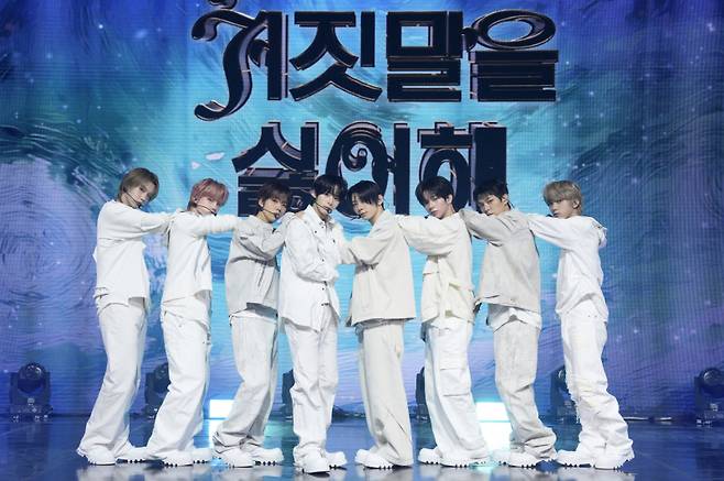 그룹 아홉이 4일 오후 서울 광장동 예스24 라이브홀에서 미니 2집 ‘더 패시지’ 발매 기념 미디어 쇼케이스를 열고 무대를 펼치고 있다. F&F엔터테인먼트 제공