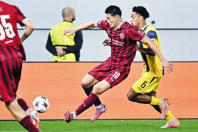 조규성(미트윌란)이 지난달 24일(한국시간) 세르비아 바카토폴라 TSC 아레나에서 열린 2025-2026 유럽축구연맹(UEFA) 유로파리그 리그 페이즈 3차전 마카비 텔아비브와의 경기에서 패스를 하고 있다. AFP연합뉴스