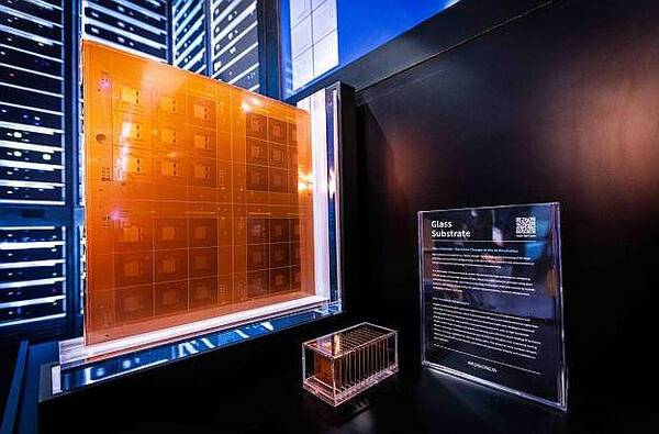 'MWC 2025'에 전시된 SKC 글라스 기판 실물. 연합뉴스