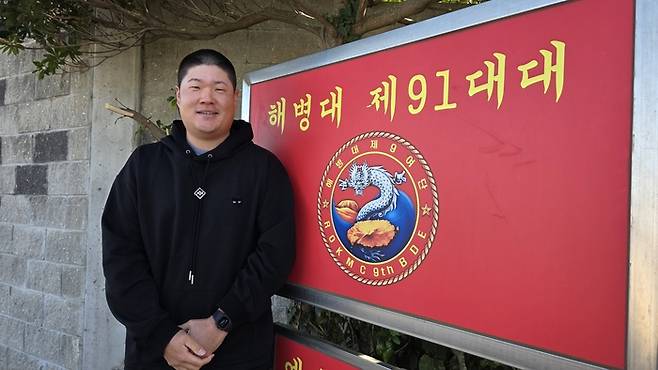 임성재가 3일 제주특별자치도 서귀포시 대정읍에 있는 해병대 9여단 훈련소앞에서 사진을 찍고 있다. 조효성 기자