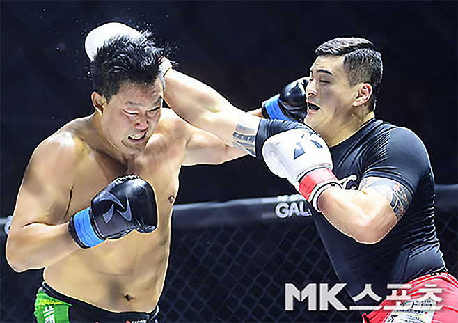 2023년 2월 경기도 고양체육관 킥복싱 메인이벤트 관중 6946명이 보는 앞에서 대한민국 입식타격기 무제한급 최강자 명현만과 제8대 로드FC 미들급 챔피언 황인수가 주먹을 교환하고 있다. 사진=김영구 기자