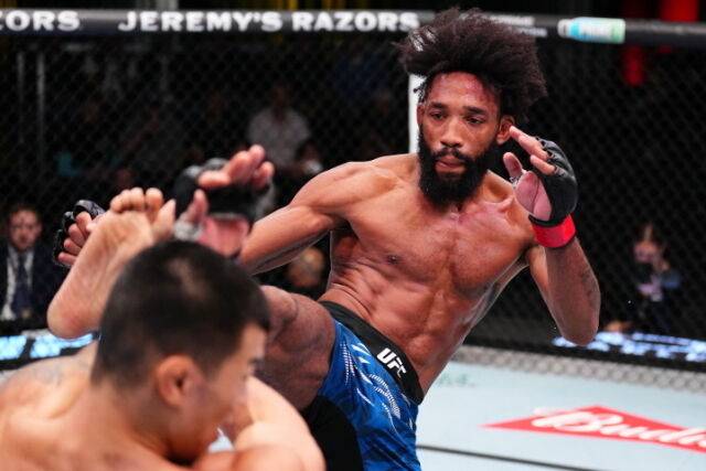 로(오른쪽)의 헤드킥을 방어하는 고석현. /UFC 제공