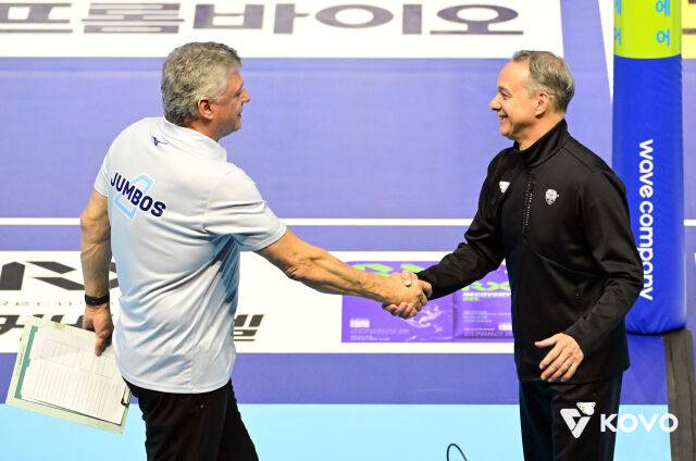 지난 대한항공전에서 악수를 나눈 헤난 달 조토 감독과 파에스 감독./KOVO