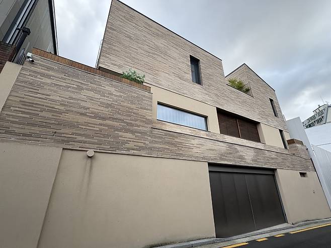 현대주택단지 내에 있는 한 주택의 모습. 최근 시공된 새 외관의 모습이다. 정주원 기자