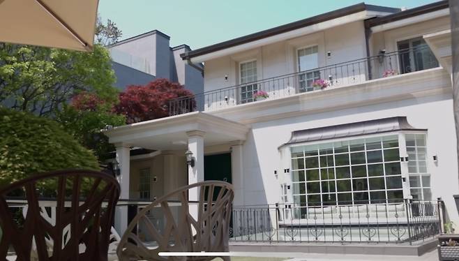 김남주씨의 현대주택단지 내 단독주택의 모습. [유튜브 ‘김남주’ 영상 캡처]