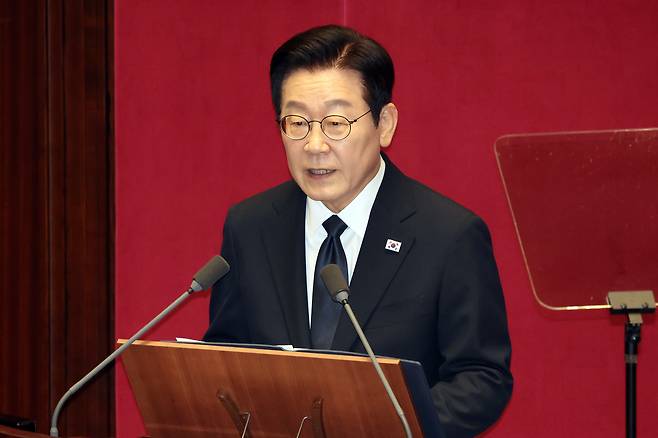 이재명 대통령이 4일 서울 여의도 국회 본회의장에서 내년도 정부 예산안에 대한 시정연설 하고 있다. [연합]