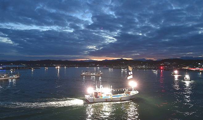 지난해 열린 축제에서 개막식 어선퍼레이드 모습[울진군 제공]