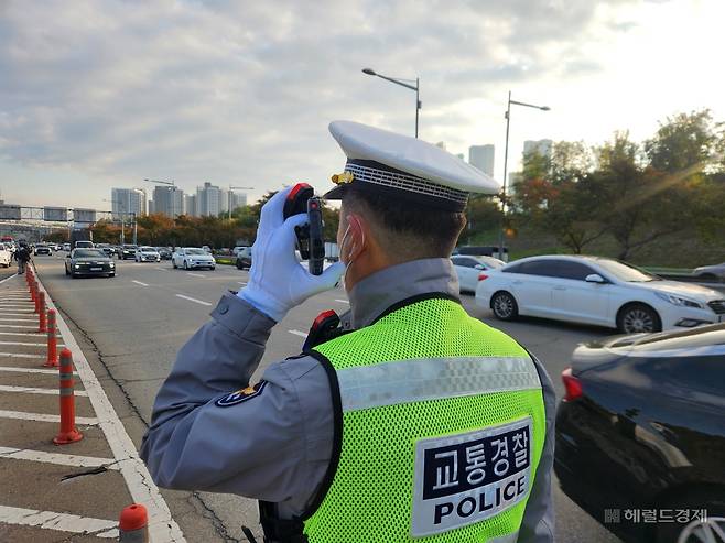 4일 오전 서울경찰청 도시고속순찰대 소속 경찰관이 서울 성동구 동부간선도로 용비교 진입로에서 끼어들기 차량을 단속하고 있다. 이영기 기자
