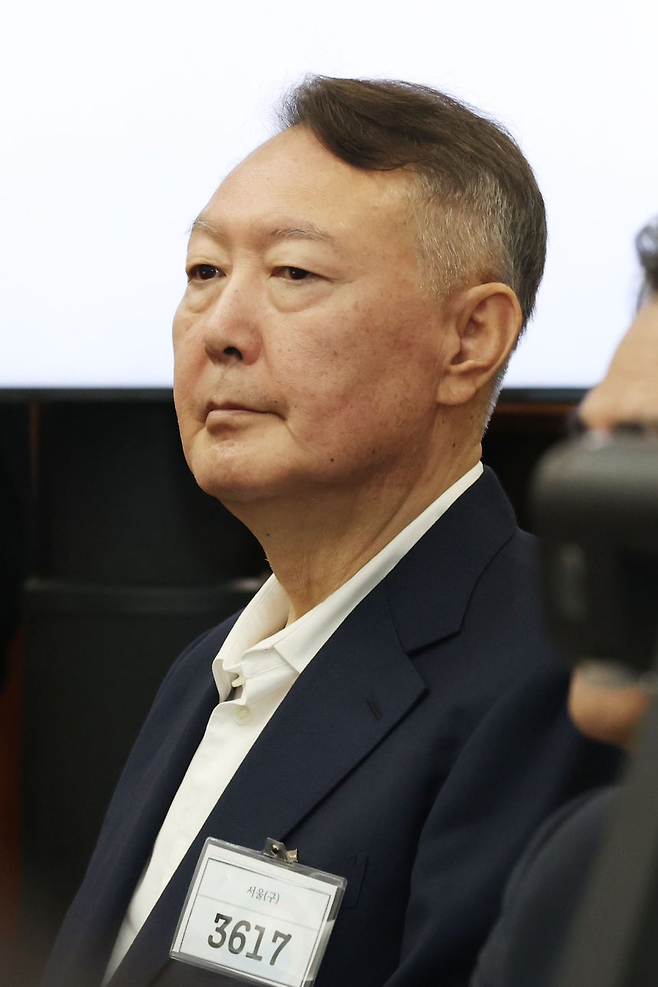 윤석열 전 대통령이 지난 9월 서울 서초구 서울중앙지법에서 열린 특수공무집행방해, 직권남용 권리행사방해 등 혐의 사건 1차 공판에 출석해 있다. [연합]