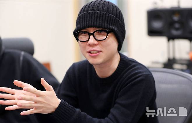 [서울=뉴시스] 김혜진 기자 = 스탠다드프렌즈 사운드디자인 레이블 메이트(MATE) 박준우 엔지니어가 지난 21일 서울 마포구 스탠다드프렌즈 사옥에서 뉴시스와 인터뷰를 하고 있다. 2025.10.27. jini@newsis.com