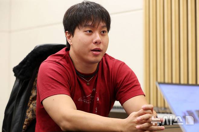 [서울=뉴시스] 김혜진 기자 = 스탠다드프렌즈 사운드디자인 레이블 메이트(MATE) 김선규 엔지니어가 지난 21일 서울 마포구 스탠다드프렌즈 사옥에서 뉴시스와 인터뷰를 하고 있다. 2025.10.27. jini@newsis.com