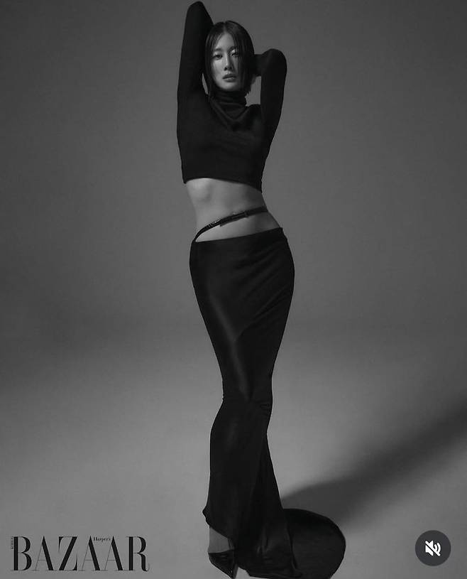 [서울=뉴시스] 이현이가 모델 데뷔 20주년을 기념해 찍은 패션 매거진 '하퍼스 바자' 코리아 화보를 공개했다. (사진=하퍼스 바자 코리아 Harper’s BAZAAR 제공, 이현이 인스타그램 캡처) 2025.11.04. photo@newsis.com *재판매 및 DB 금지